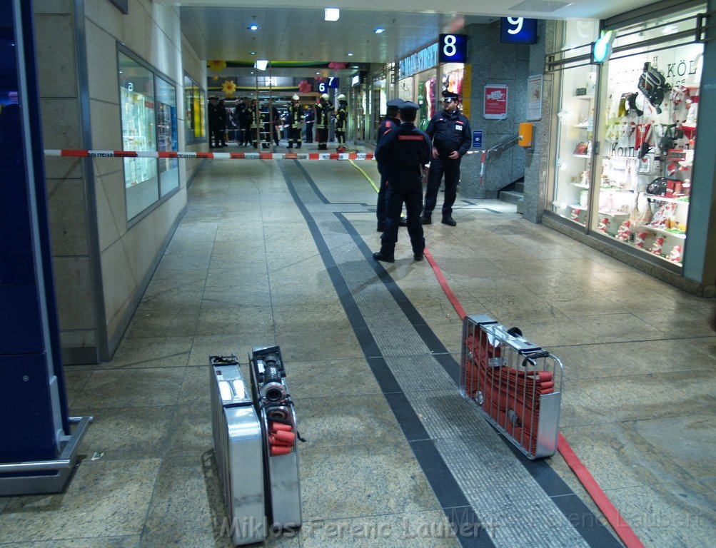 Halogenlampe durchgebrannt Koeln Hauptbahnhof P05.JPG
